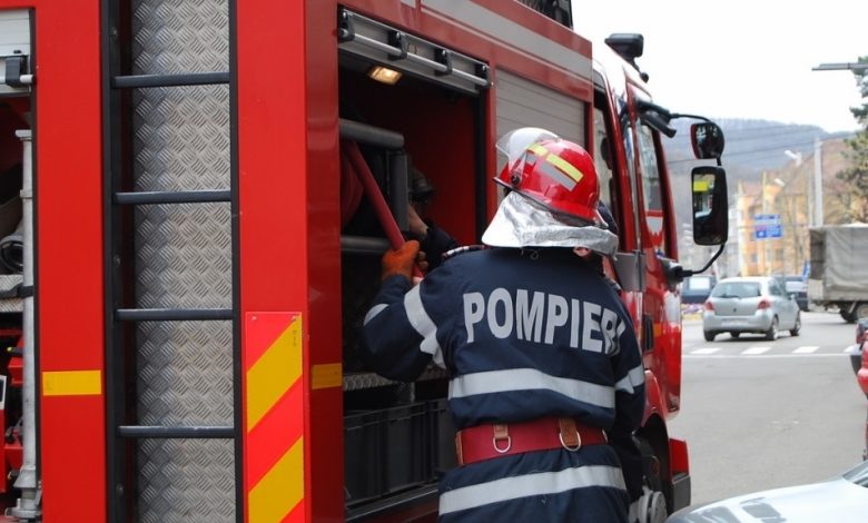 Incendiu la demisolul unei case! 1 pompieri_2.jpg