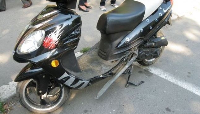 BRAŞOV. La plimbare cu scuterele, fără permise de conducere 1 scuter.jpg