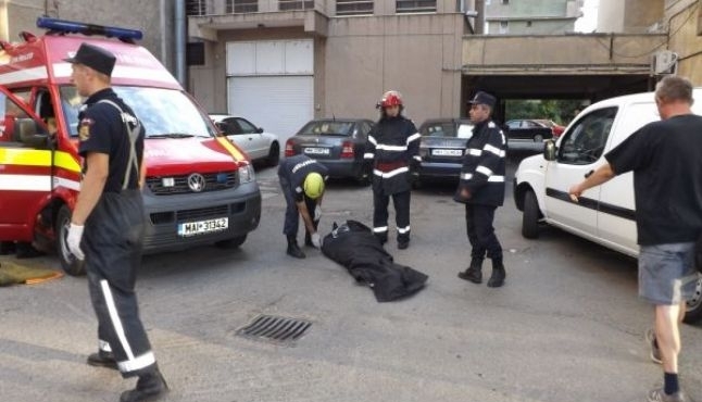 O femeie s-a aruncat de la etajul 8 al blocului în care locuia 1 sinucidere.jpg