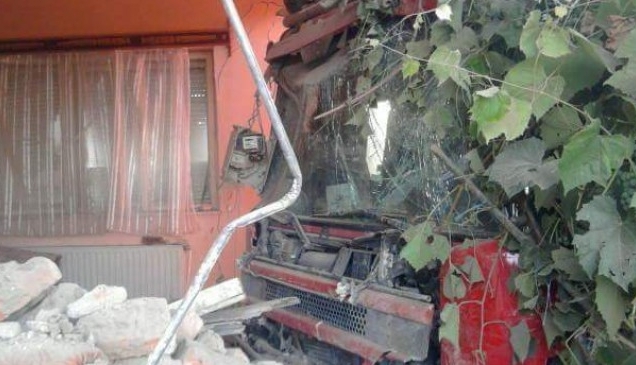 S-au trezit cu TIR-ul în casă 1 tir-in-casa.jpg