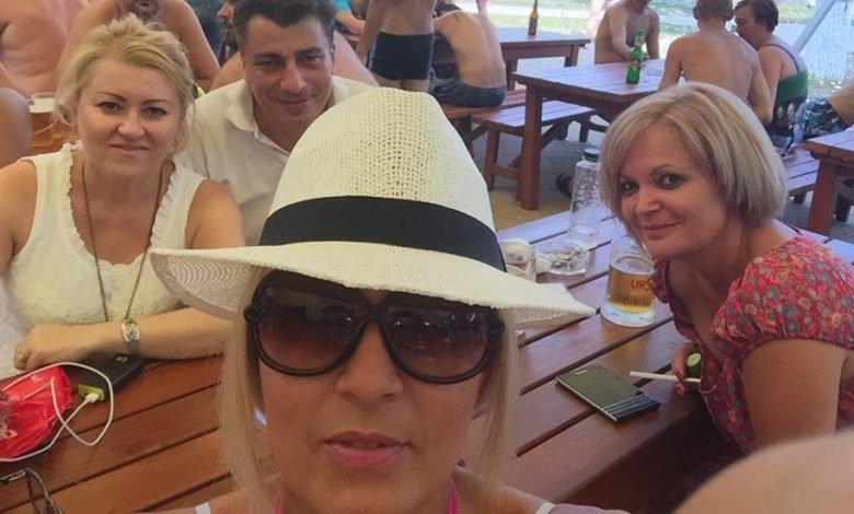UAU. Elena Udrea, cu sânii la înaintare!!! „Ești o faină”!!! 1 udrea_3.jpg