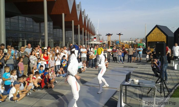 BRAȘOV. „FlashMob Romania 2015”. Micii scrimeri din Brașov și-au întâlnit idolii - Galerie FOTO 1 1_194112.jpg