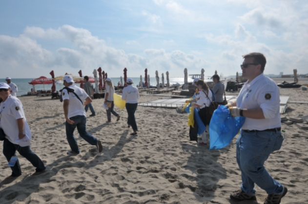 Americanii au curăţat plaja din Mamaia 1 CoastalCleanup2015_194837.jpg