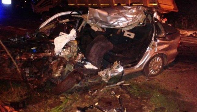 Trei tineri au murit, după ce au intrat cu maşina într-o autoutilitară - FOTO 1 accidentlehliu.jpg