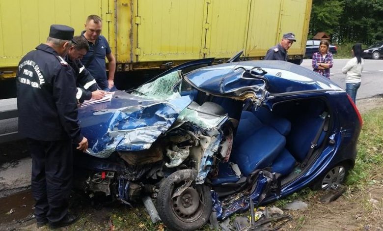 O şoferiţă a intrat cu autoturismul într-un autotren - FOTO 1 accidentneamt.jpg