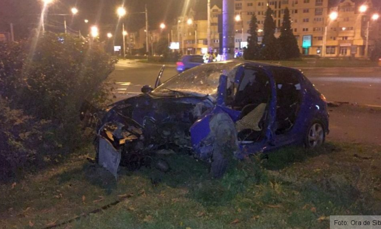 A intrat cu mașina într-un stâlp, făcând-o bucățele 1 accidentsibiu.jpg