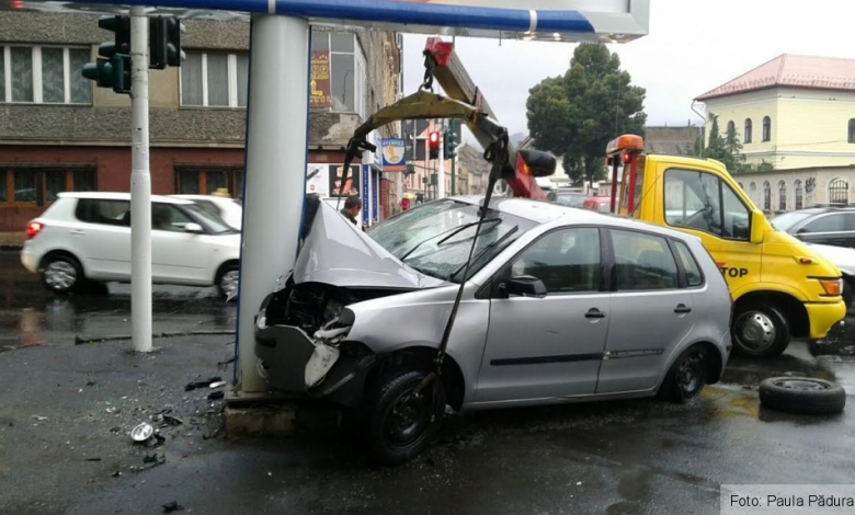 BRAŞOV. A ajuns cu maşina într-un panou publicitar, în intersecţia de la Star 1 accidentstar.jpg