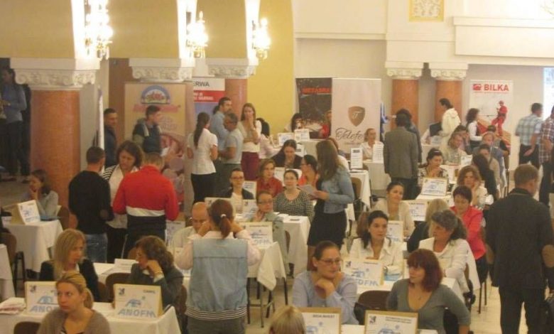 BRAŞOV. 980 candidaţi pe 1.367 de locuri de muncă 1 bursaabsolventi2015-2.jpg