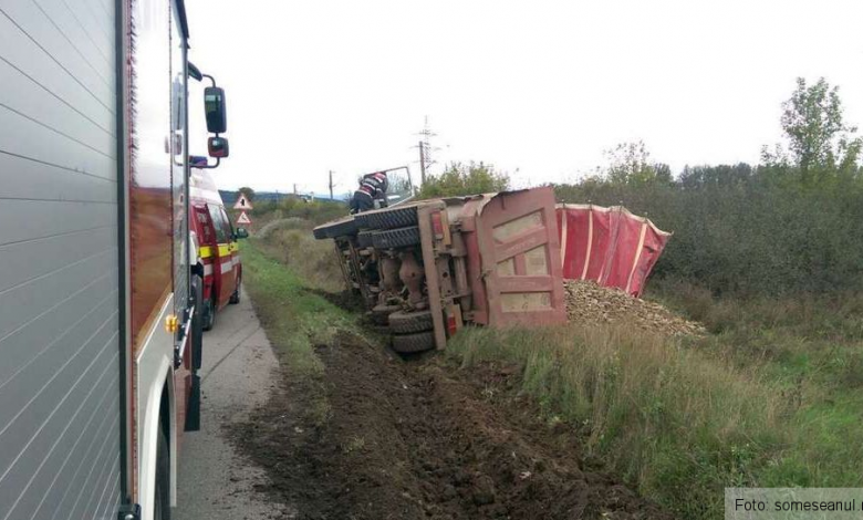 A dat prioritate unei ambulanţe, dar s-a răsturnat cu camionul în şanţ 1 camioninsant.jpg