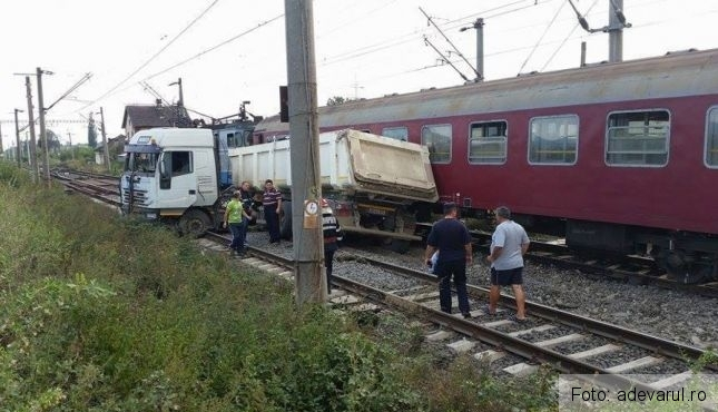 Camion lovit de tren! 1 camiontren.jpg