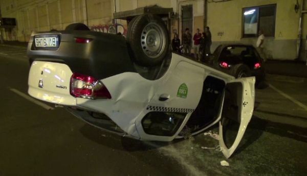 BRAŞOV. O şoferiţă însărcinată a intrat în plin într-un taxi 1 centrubrasov.jpg