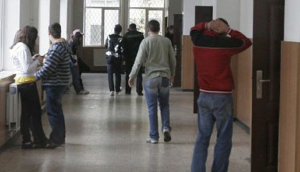BRAȘOV. Siguranța în școli, asigurată prin evitarea violenței fizice și psihice, dar și a unora dintre jocuri 1 coridorscoala.jpg