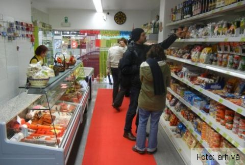 Produse expirate de doi ani, găsite în magazine din apropierea unor şcoli 1 magazin.jpg