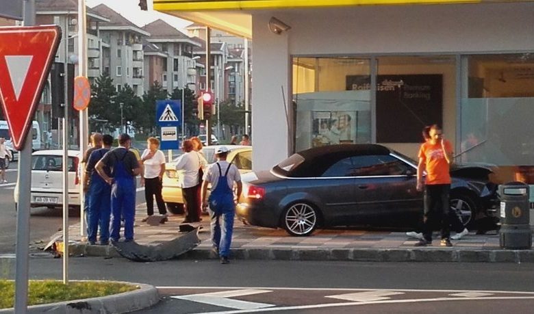 Au intrat cu maşinile în sediul unei bănci 1 masinabanca.jpg