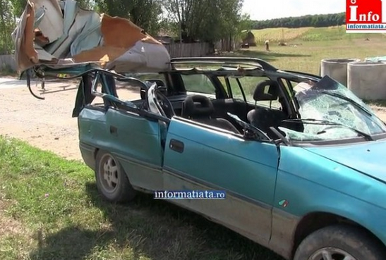 Maşină decapotată de vola unui buldoexcavator!!! Proprietarul autoturismului a fost rănit grav 1 masinadecapotata.png