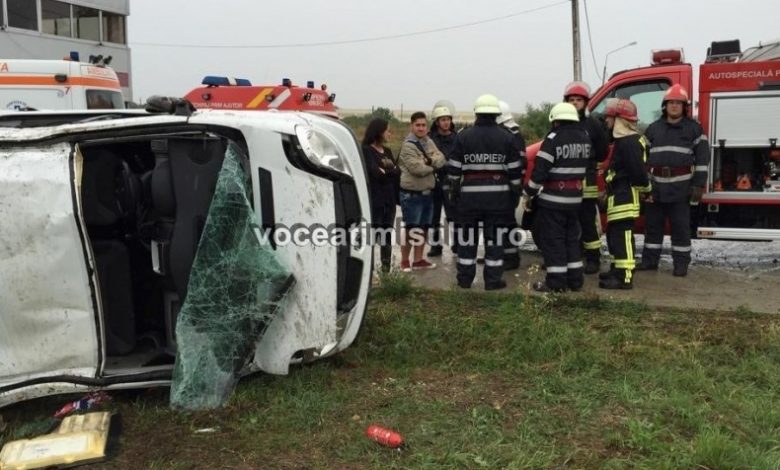 Microbuz răsturnat! Un copil şi doi adulţi au fost răniţi 1 microbuztimis.jpg
