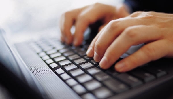 Studiu. Câți români își rezervă vacanța online? 1 online1_2.jpg