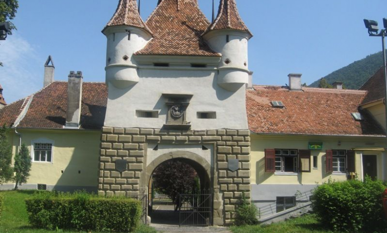 BRAȘOV. Copiii pot învăța să ţeasă, să coasă și să toarcă 1 poartaecaterinei7.jpg