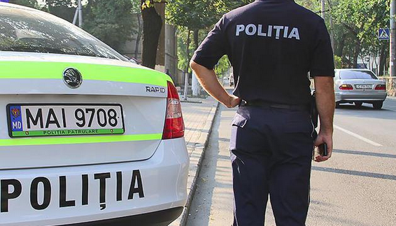 Răniți și arestări la Chișinău, în urma confruntărilor dintre manifestanți și polițiști. Peste 60.000 de persoane au protestat în Piața Marii Adunări Naționale 1 poliiachiinu.png