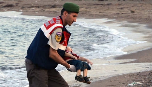 Mărturia CUTREMURĂTOARE a polițistului care l-a găsit pe Aylan!!! 1 poliist.jpg
