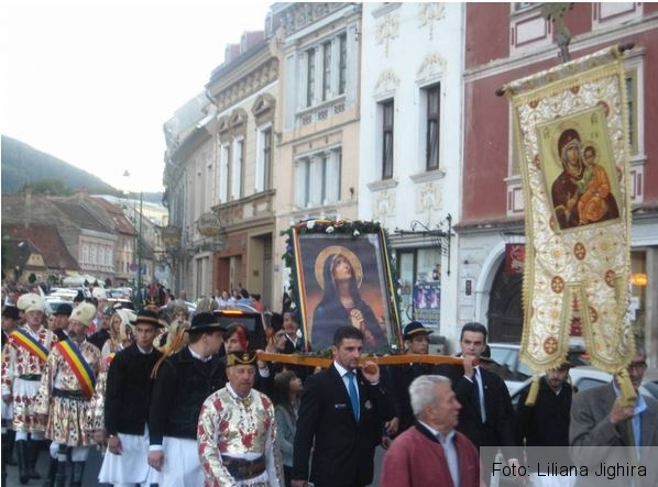 BRAŞOV. Mii de creştini aşteptaţi la procesiunea în cinstea Sfintei Fecioare Maria 1 procesiuneicoanasf-maria.jpg