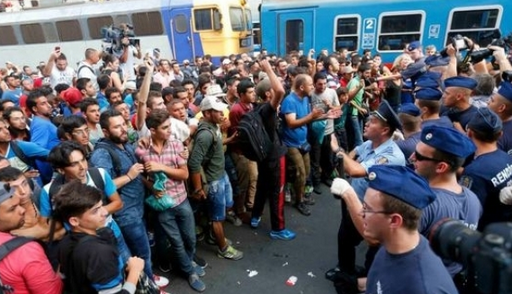 Refugiații și-au schimbat rutele, după ce Ungaria a sigilat granițele. Încotro se îndreaptă? 1 refugiati.png
