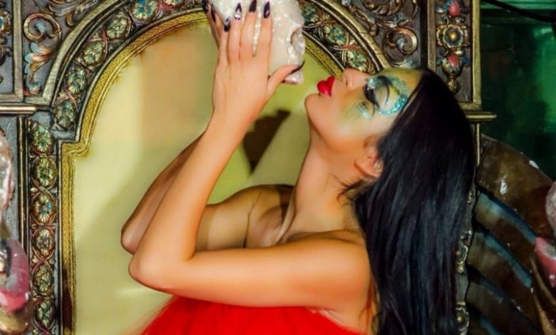 PROVOCATOARE. Înnebunitor de SEXY pe Facebook!!! Cu formele la vedere... 1 renata11.jpg