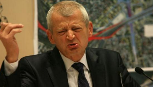 Toată lumea se bucură de reținerea primarului Capitalei, Sorin Oprescu: „Gunoiul pleacă încet, unde-i e locul”, „Este un primar mai reținut, așa...” 1 sorinoprescu.png