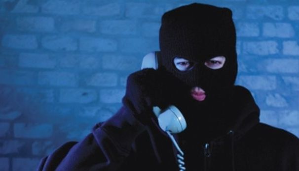 IPJ BRAȘOV: Atenție la SMS-urile, apelurile telefonice și mail-urile de tip smishing și phishing! 1 telefoninselaciune.jpg
