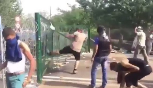 ULTIMA ORĂ. IMAGINI LIVE. Ungaria folosește TUNURILE CU APĂ și GAZE LACRIMOGENE împotriva refugiaților de la graniță și cere Serbiei să intervină 1 tunuricuap.png