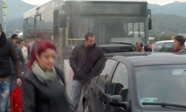 BRAŞOV. Un autobuz a lovit astăzi un autoturism pe Calea Bucureşti. FOTO 1 102220151963.jpg