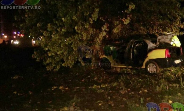 O maşină a luat foc în urma impactului cu un pom! Două persoane au fost rănite 1 accidentconstanta_3.jpg