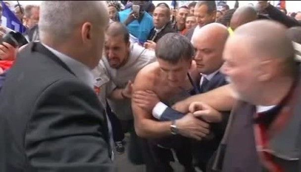 Directori, atacaţi şi dezbrăcaţi de angajaţii furioşi 1 atack.jpg