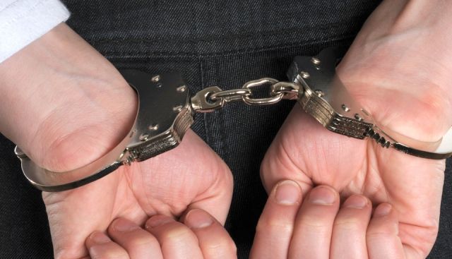 BRAŞOV. Turist scandalagiu, arestat pentru ultraj după ce a bătut un poliţist 1 catuse12.jpg