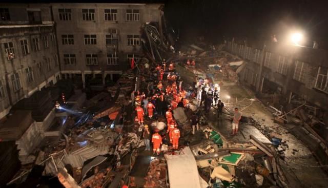 Zeci de morți și răniți în urma prăbușirii unui bloc 1 china-building-collapse-henan-province.jpg