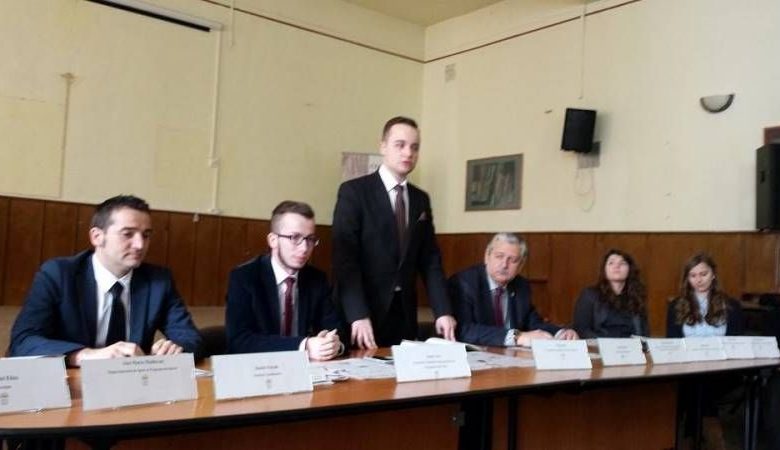 BRAȘOV. Elevii cer concedierea profesoarei care a lovit un licean 1 consiliulelevilor.jpg