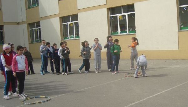 Profesorul de sport fotografia elevele la toaletă 1 curteascolii.jpg