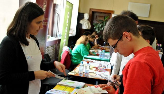 BRAŞOV. Se „angajează” 200 de voluntari 1 dsc-0113targuldevoluntariatbrasov2014.jpg