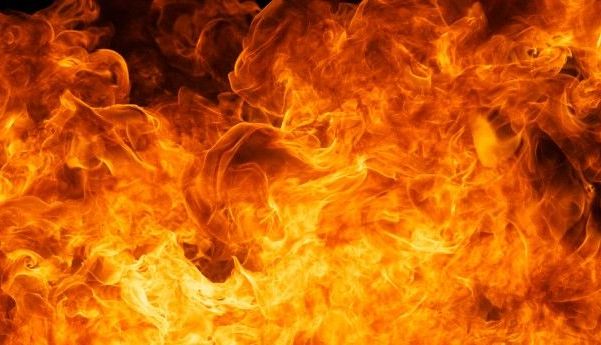CRIMĂ!? O femeie şi fiicele ei, găsite moarte într-o casă în flăcări 1 foc.jpg