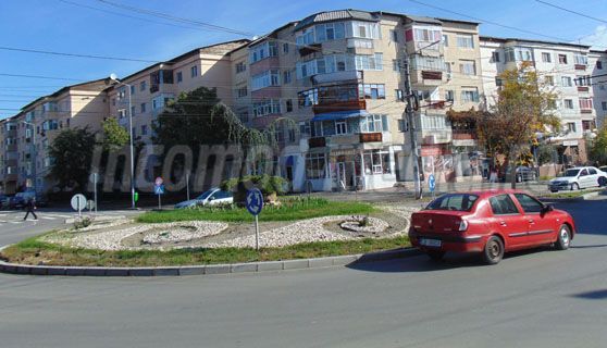 33 de semne de circulaţie, într-un giratoriu 1 indicatoare-rutiere.jpg