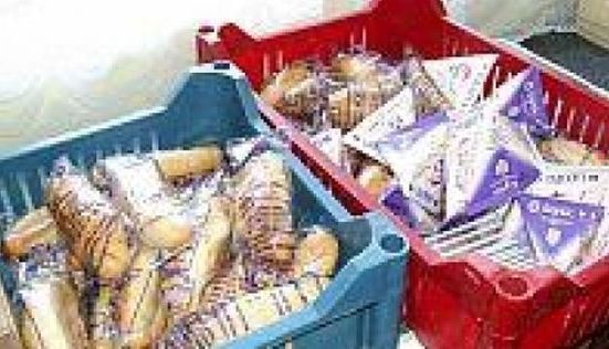 Lapte stricat, oferit unor elevi de la Liceul de muzică şi arte plastice 1 laptescoala.jpg