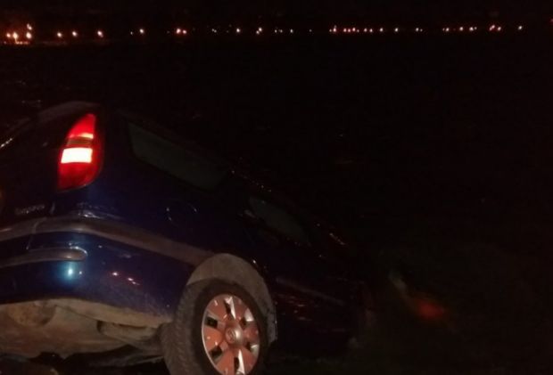 Au ajuns cu maşina într-un lac! 1 masinalac.jpg