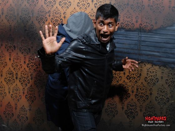 CASA GROAZEI. 10 poze cu oameni ieşiţi din minţi de frică! 1 nightmares-fear-factory-2015-1_195867.jpg