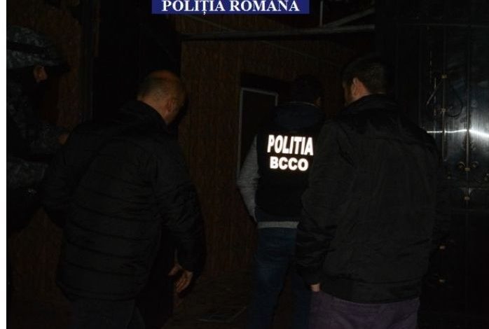 100 de poliţişti au făcut PERCHEZIŢII la contrabandiştii cu ţigarete 1 politistiperchezitii.jpg