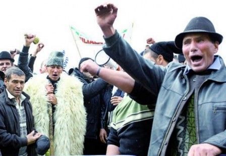 Fermierii protestează în faţa Ministerului Agriculturii 1 protestefermieri.jpg