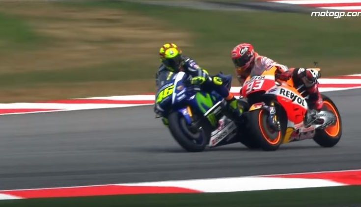 MOTOGP. Lorenzo a mai recuperat cinci puncte în lupta cu Rossi. Campionul mondial se va decide la Valencia 1 rossi-marquez.jpg