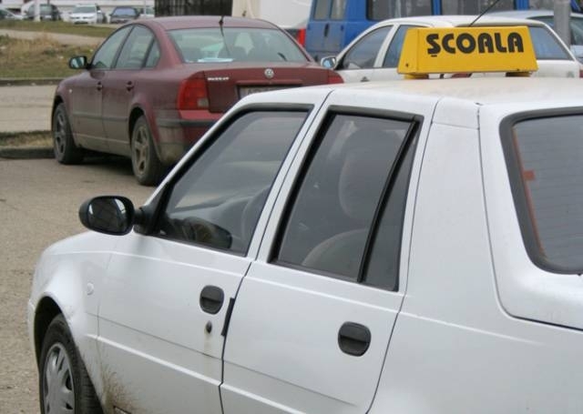 Instructor auto rănit într-un accident! Trei maşini, inclusiv cea de „şcoală”, au fost avariate 1 scoalaauto.jpg