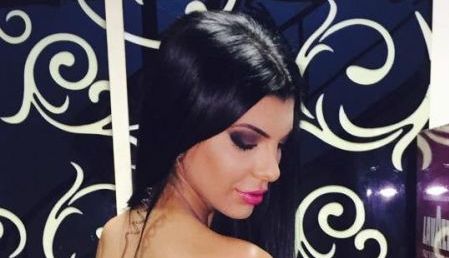 IPOSTAZĂ EROTICĂ. Tonciu, goală-n pat cu iubitul ei!!! I s-a văzut... 1 tonciu0.jpg