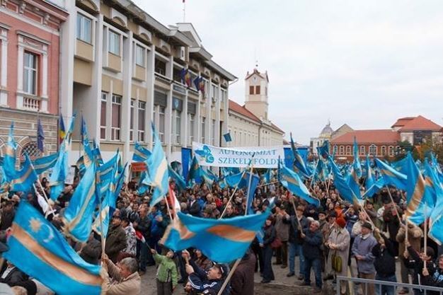 Închisoare! Probleme pentrui cei care dispreţuiesc însemnele naţionale! 1 unguri.jpg