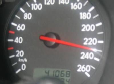 S-a filmat pe când conducea cu 230 km/h 1 vitezoman.jpg